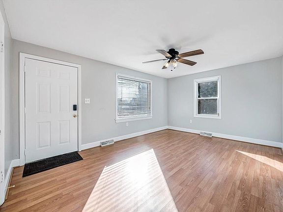 4th image of 104 Lee Ave NE