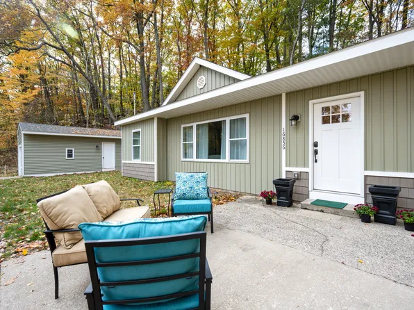 16856 Lake Ave, West Olive, MI 49460