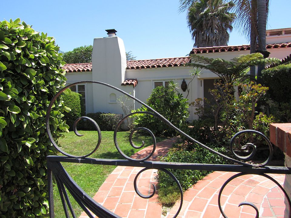 Front entry courtyard