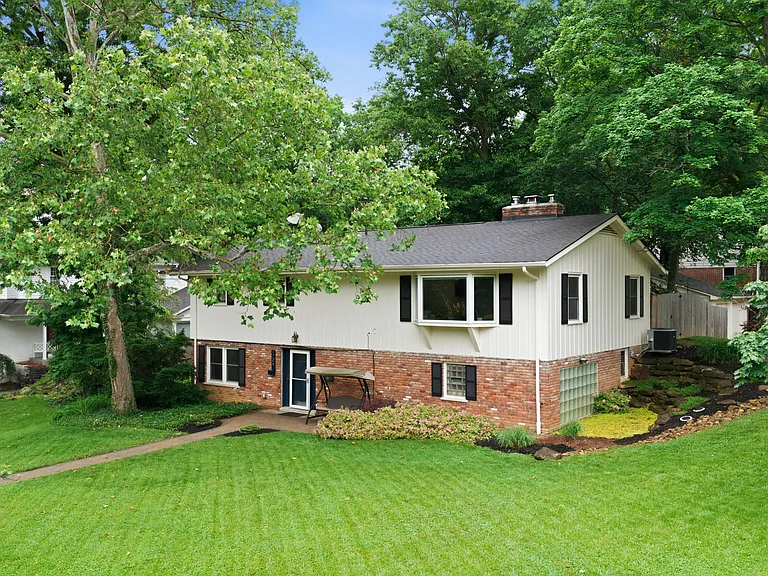 1204 Forest Ct — Photo 1