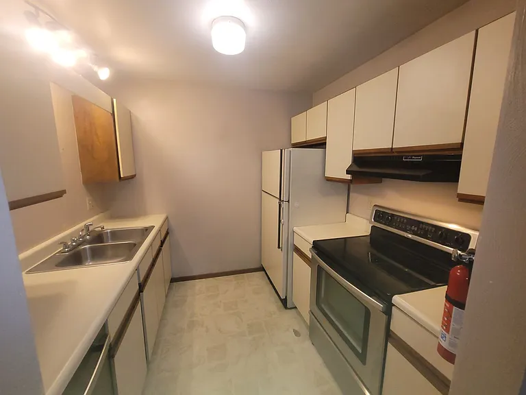547 Turney St — Photo 9