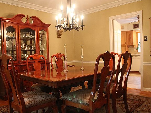 5th image of 28 Sussex Dr