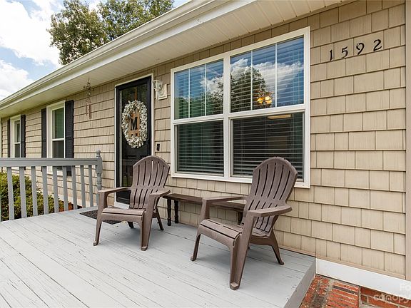 5th image of 1592 University Park Dr