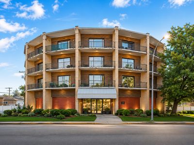 3900 W 95th St APT 201, Evergreen Park, IL, 60805
