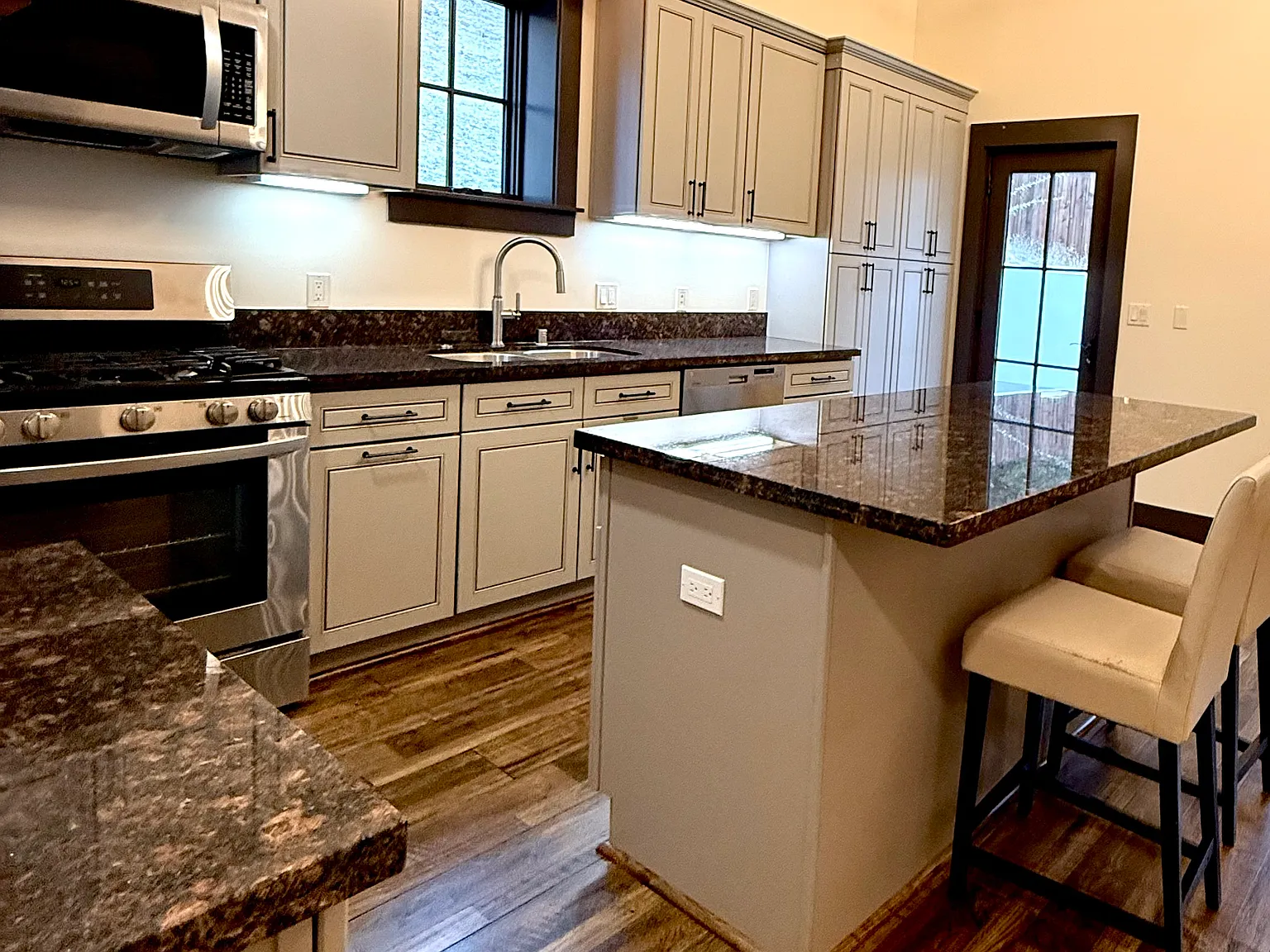 2 bed, 920 sqft, $5,000 — Photo 4