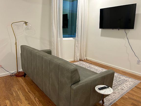 5th image of 3124 Saint Elmo Ave