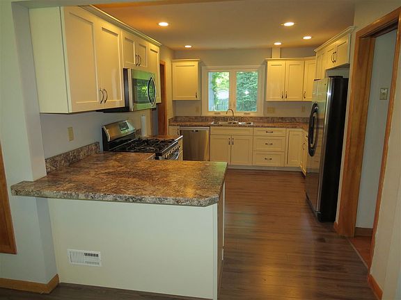 2nd image of 1706 Lincolnway E
