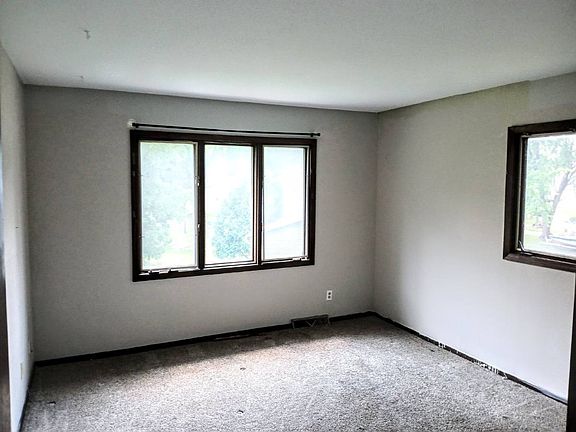 3rd image of 404 Heritage Cir N