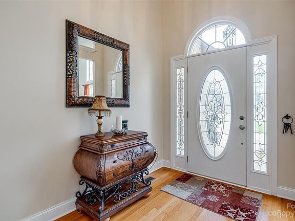 3rd image of 4227 Lois Ln
