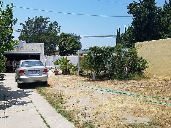 backyard , 2 car garage, ample parking in the yard and drive