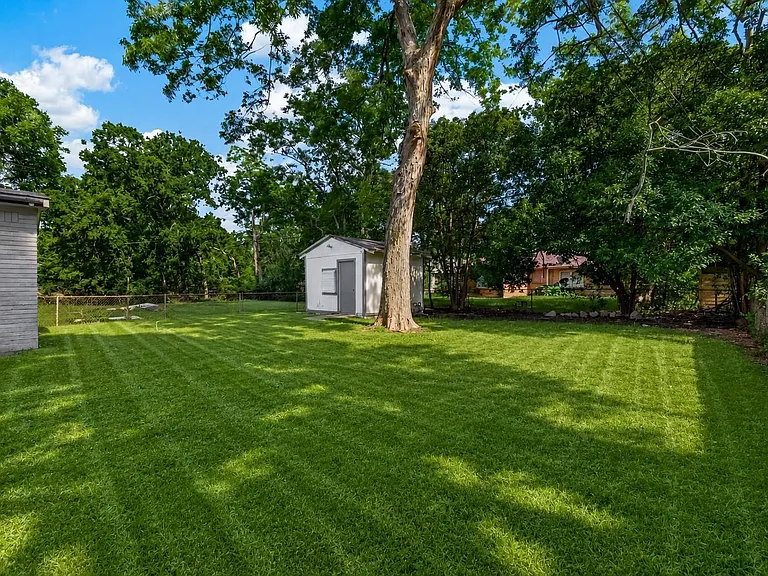 2545 Jackson St — Photo 22