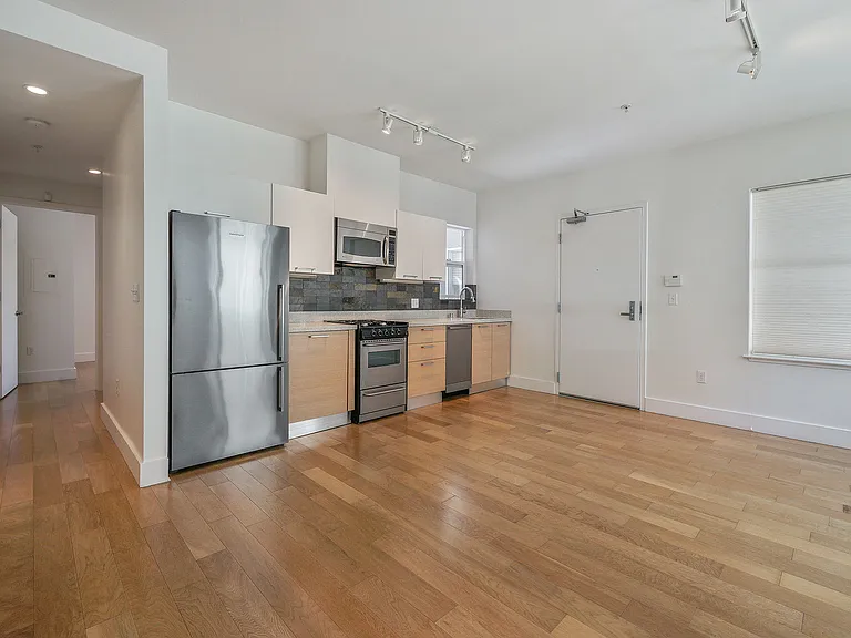 566 S Van Ness Ave #21 — Photo 7