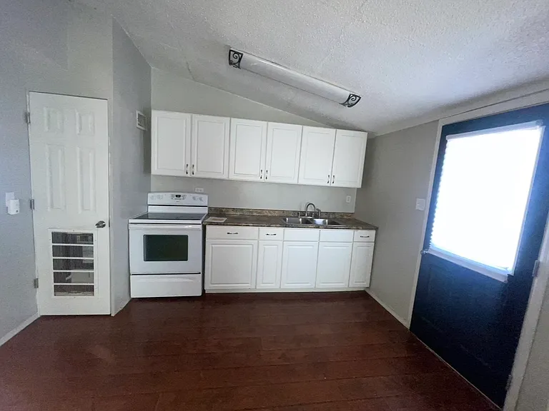 411 Sherman Ave — Photo 2