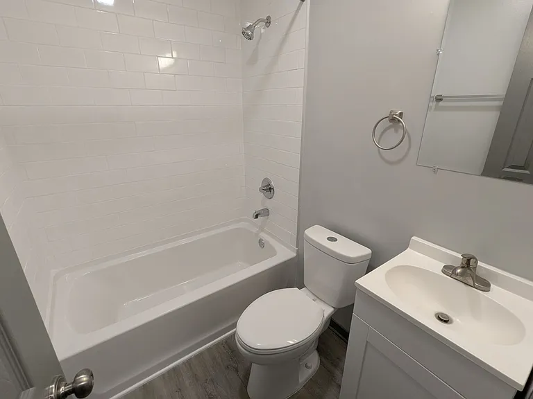 LIV Lakeview — Photo 7