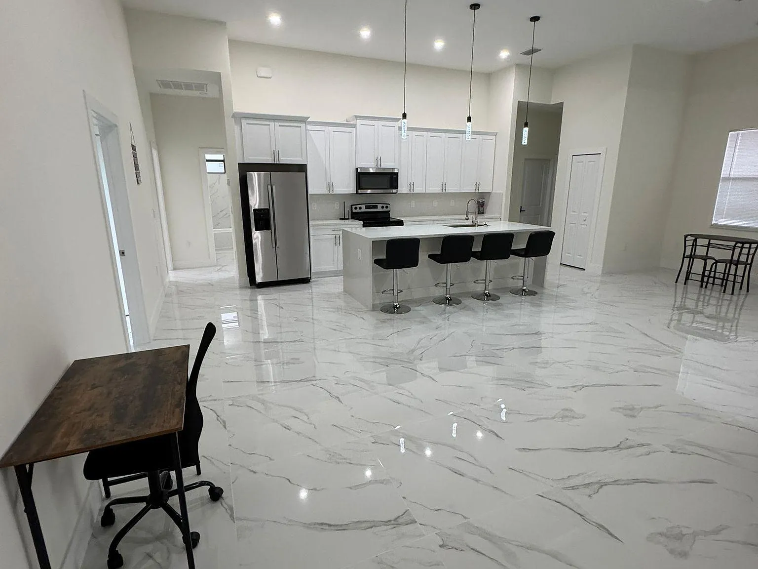 4 bed, 3.0 bath, 2100 sqft, $910 — Photo 4