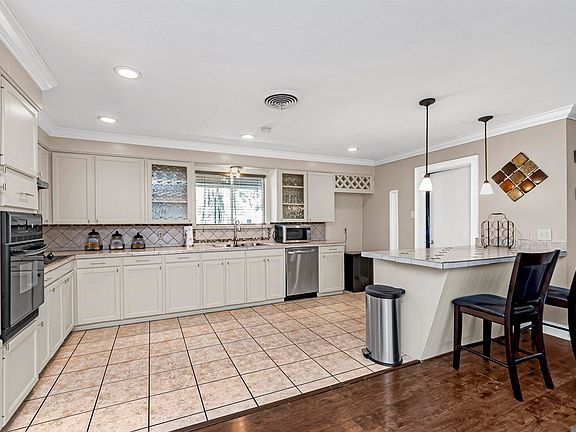 5th image of 1050 Landwood Dr