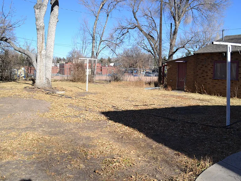 526 W Dale St — Photo 21