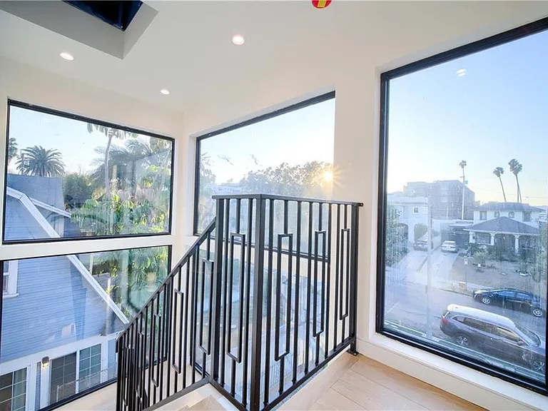 616 N Mariposa Ave — Photo 9
