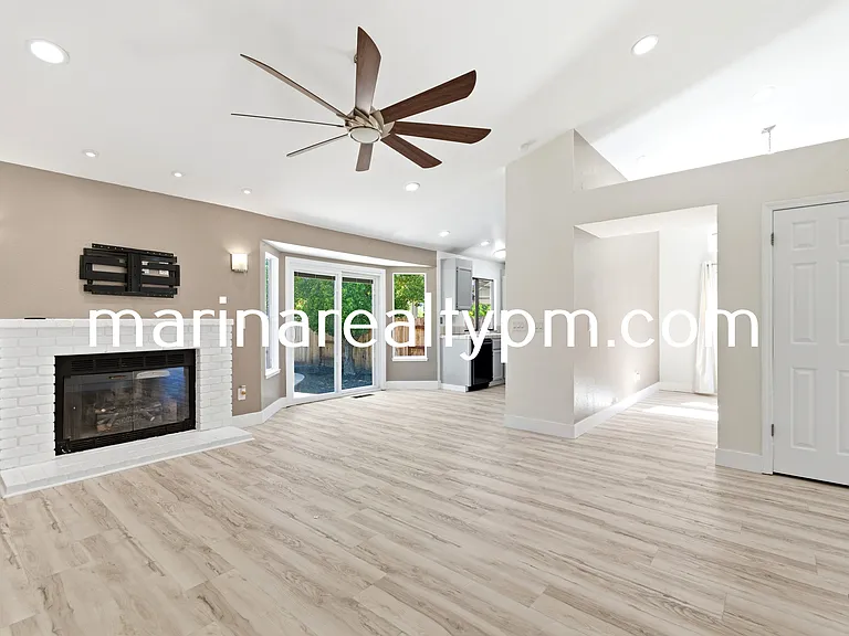 208 Buttercup Cir — Photo 42