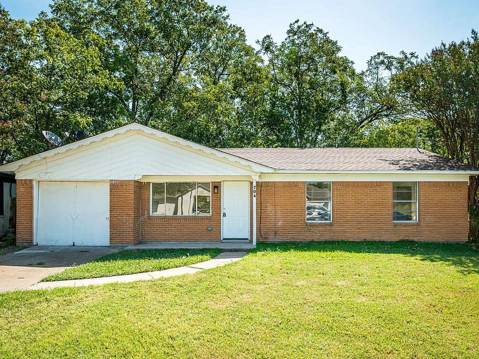 1st image of 204 S Lillis Ln