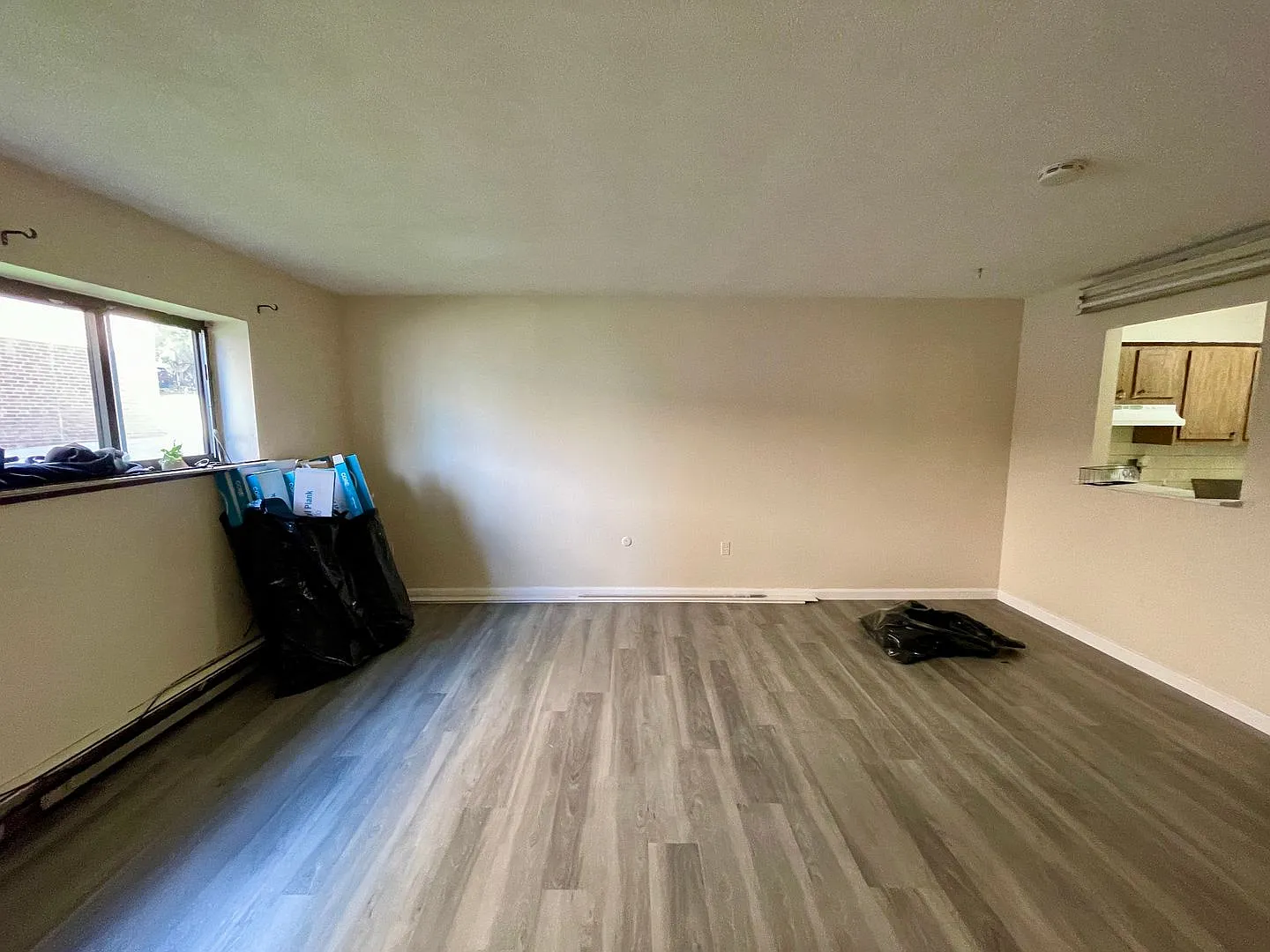 No Fee!! Studio Apartment With Parking Spot And Ht & Hw Included Available 9/1 — Photo 1