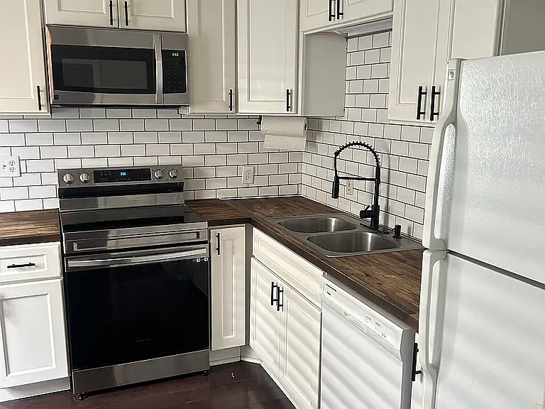 2 bed, 800 sqft, $2,200 — Photo 2