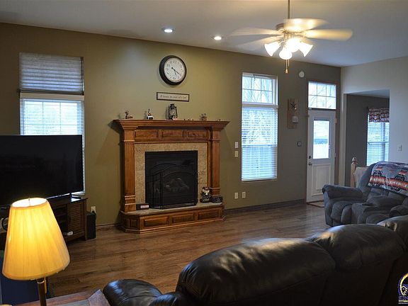 3rd image of 609 Redwood Dr