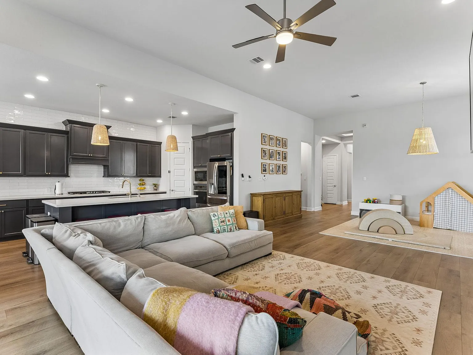 4 bed, 3.5 bath, 2957 sqft, $3,200 — Photo 4