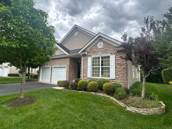 19 Whirlaway Rd, Manalapan, NJ 07726