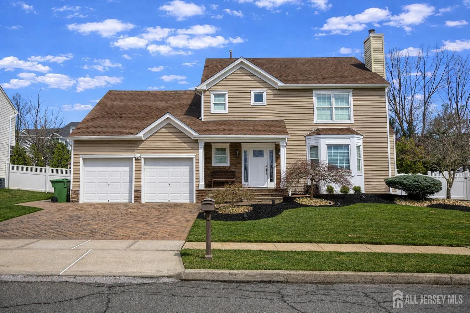 120 Bissett St photo 1