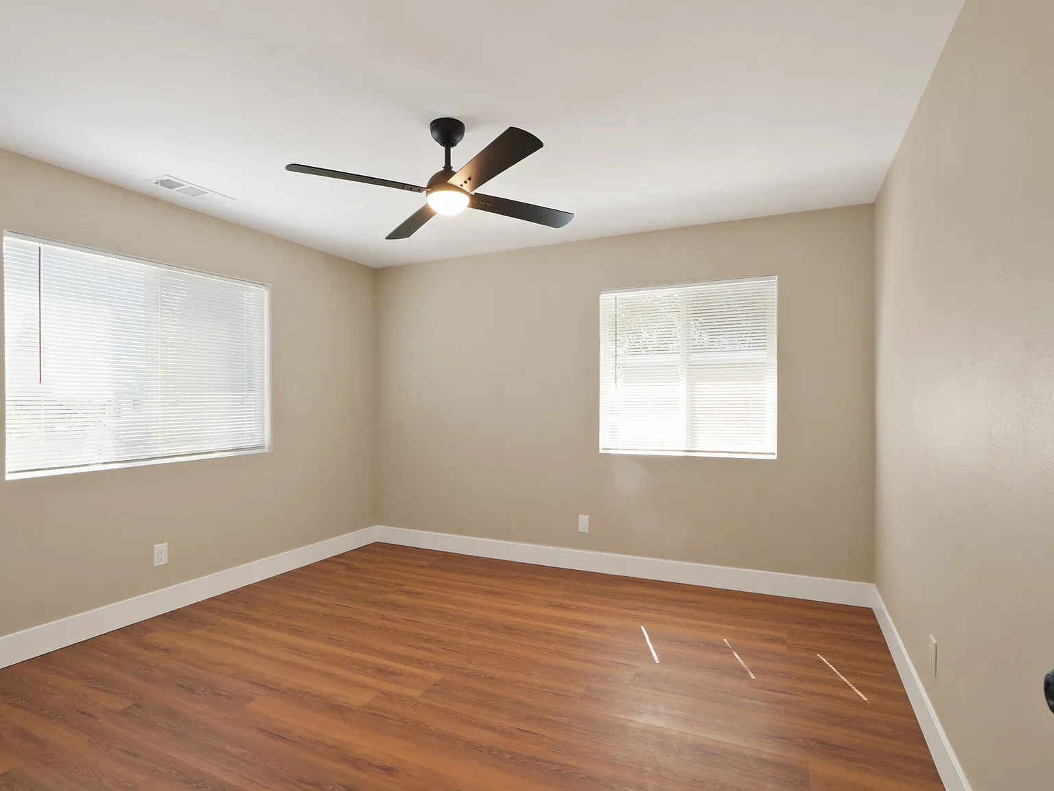 3 bed, 1200 sqft, $3,100 — Photo 3