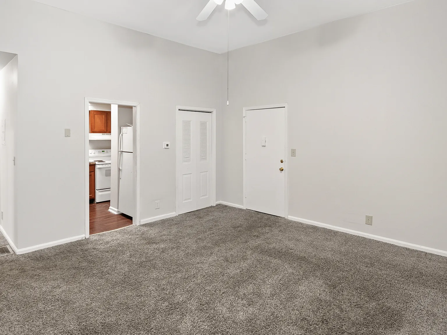 2 bed, 750 sqft, $999 — Photo 2