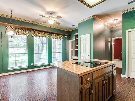 4th image of 1700 Crockett Cir
