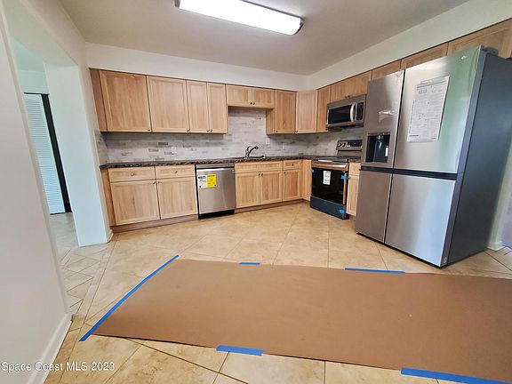 4th image of 472 Fern Ave
