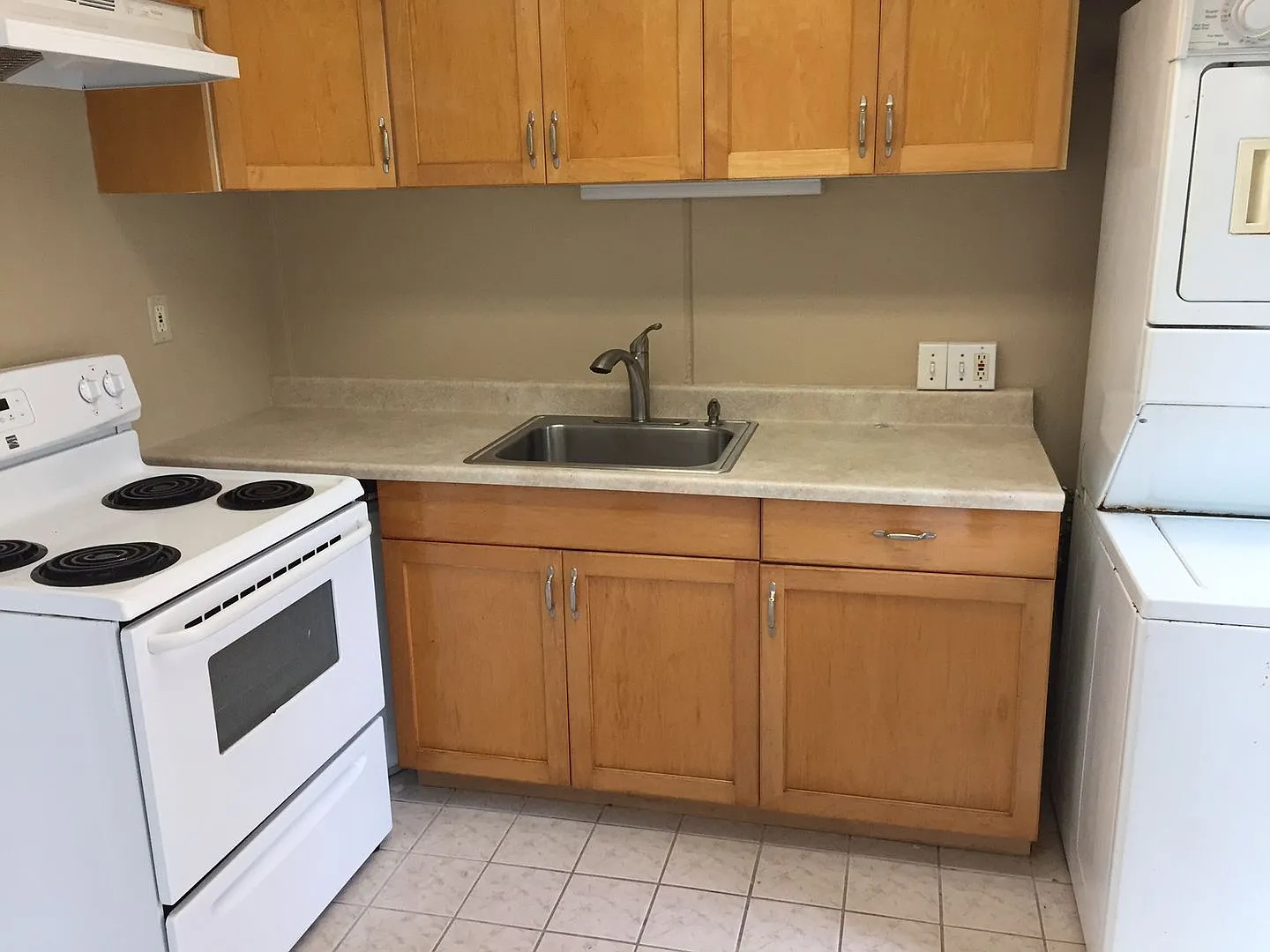 Spacious 2 Bedroom Condo w/Amenities — Photo 4
