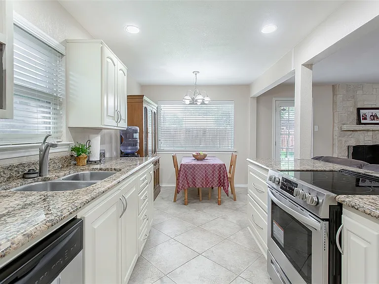 1428 Dumont Dr — Photo 11