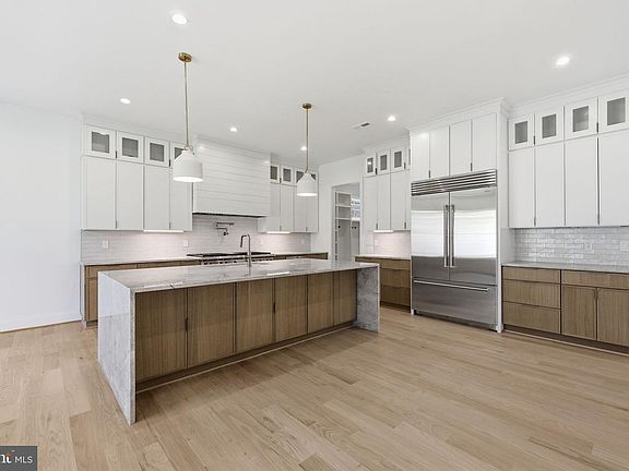 4th image of 6908 Mount Daniel Dr