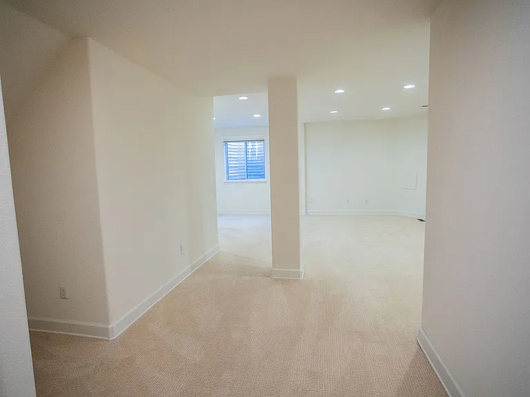 2960 Newport Cir — Photo 18