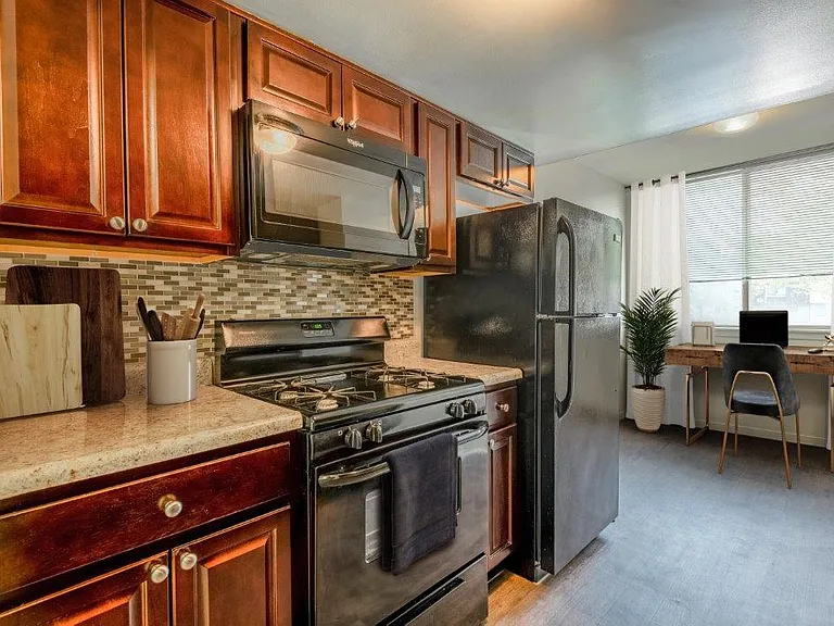 Briarwood Apartments and Townhomes — Photo 1