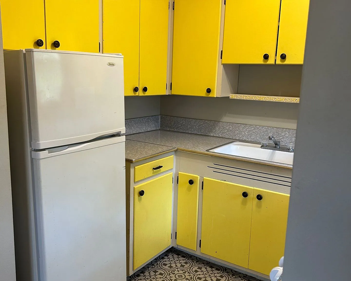 14th & Phillips One Bedroom Apartment - Park Apartments — Photo 2