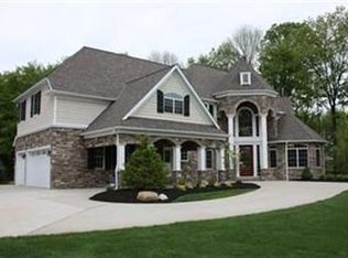 2077 Stone Ridge Dr, Hinckley, OH 44233