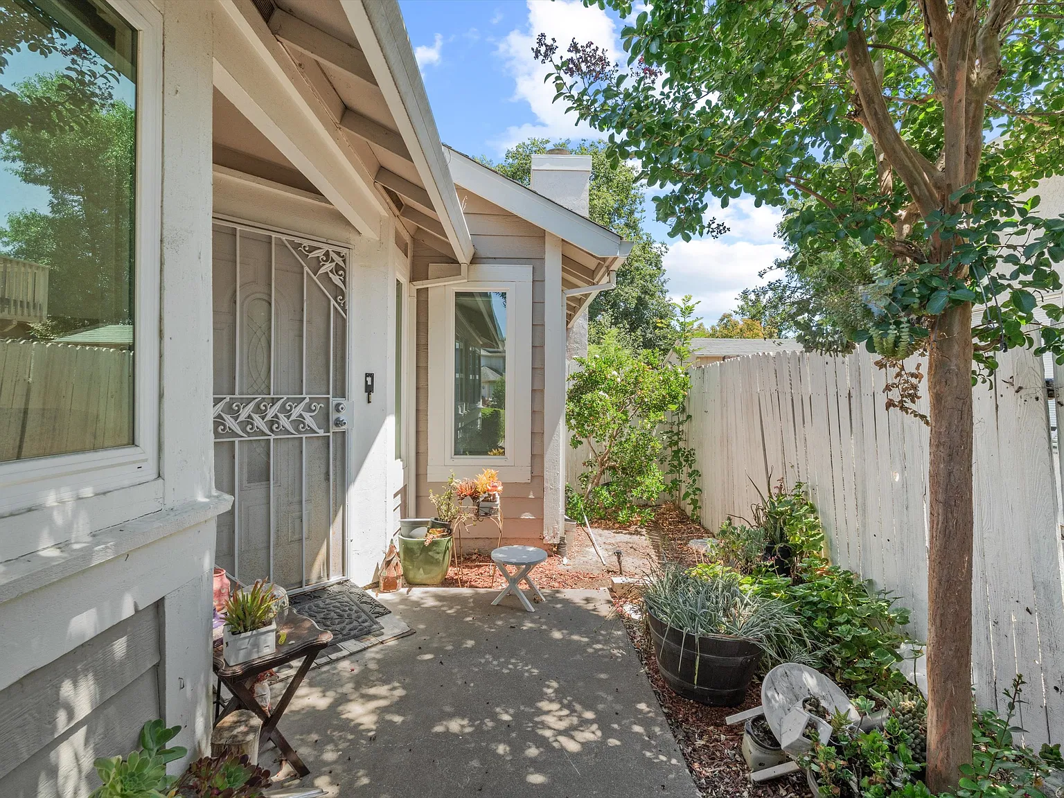 3 bed, 1210 sqft, $2,400 — Photo 3