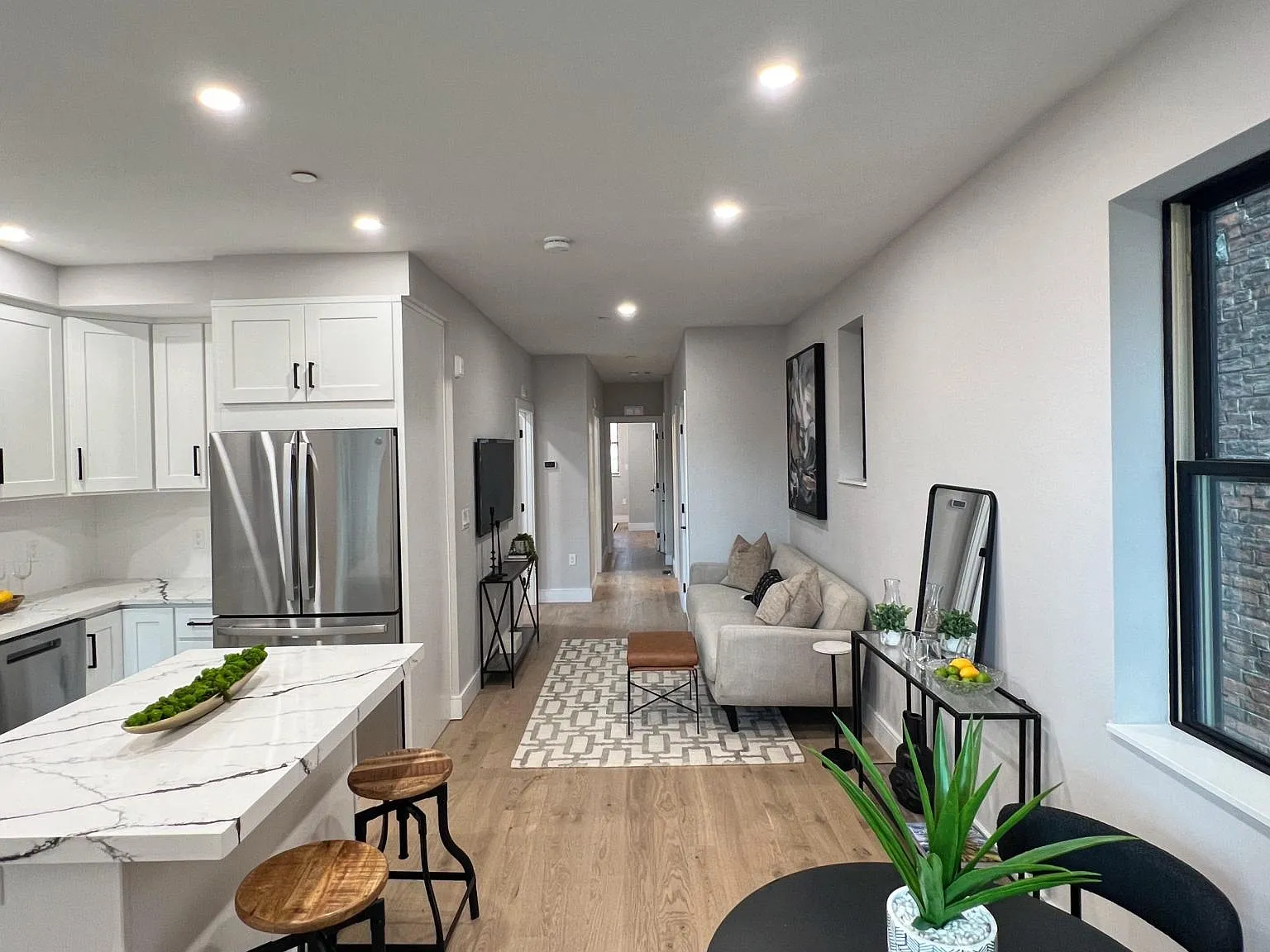 3 bed, 1000 sqft, $3,800 — Photo 3