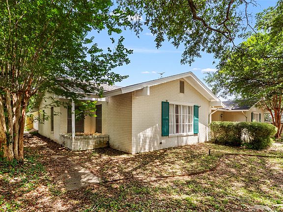 3rd image of 2641 Woodmont Cir