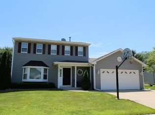 775 Stonehurst Dr, Roselle, IL 60172