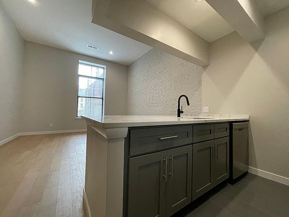 5th image of 1659 Washington St #305