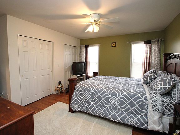3rd image of 1431 Mountain Laurel Ln