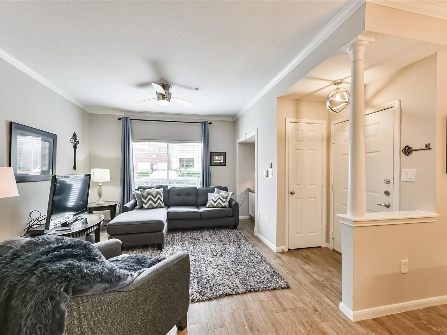 1 bed, 1.0 bath, 726 sqft, $1,399 — Photo 2