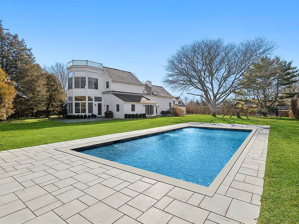 14 Swans Neck Ln