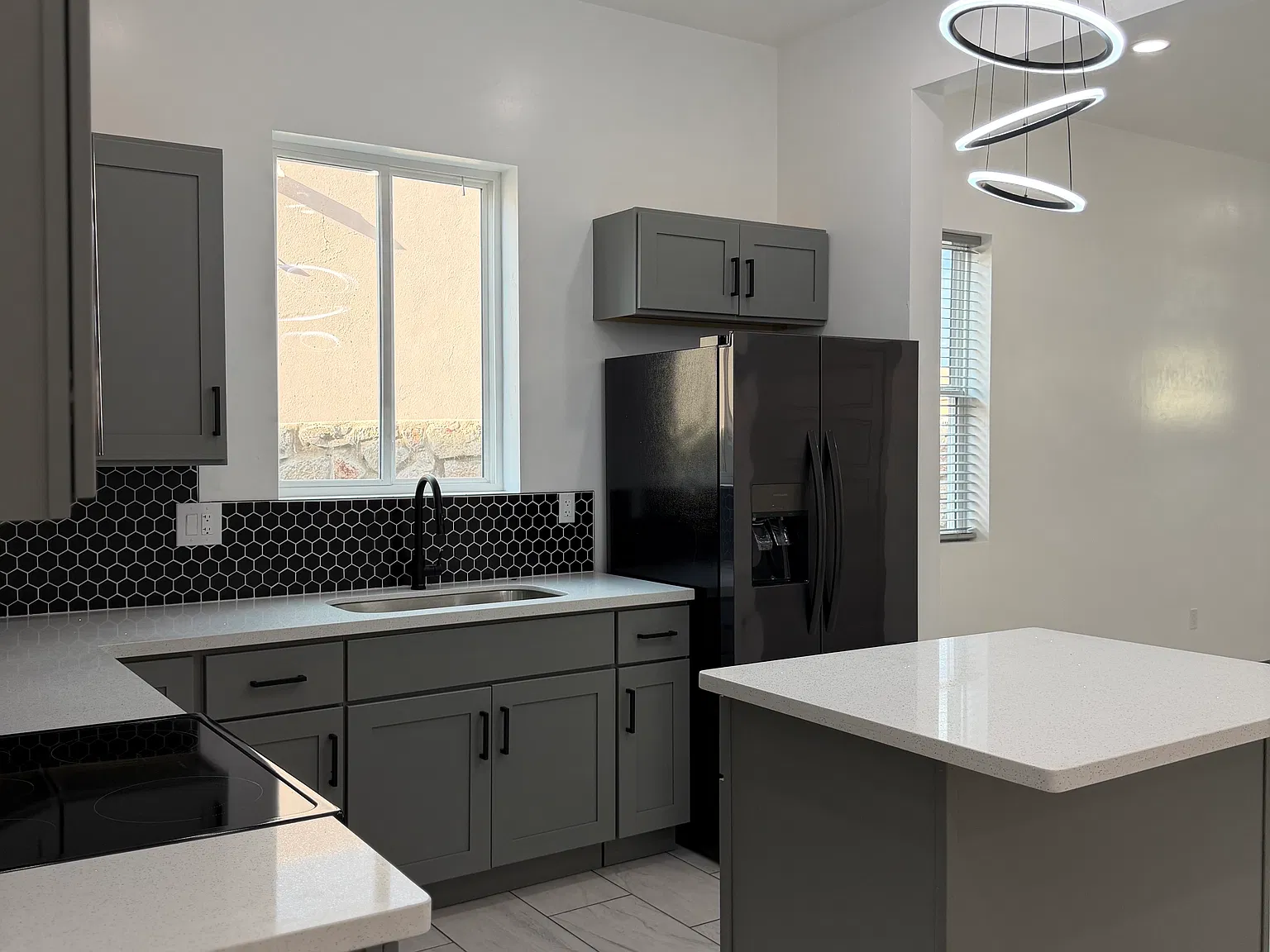 3 bed, 1216 sqft, $1,900 — Photo 3